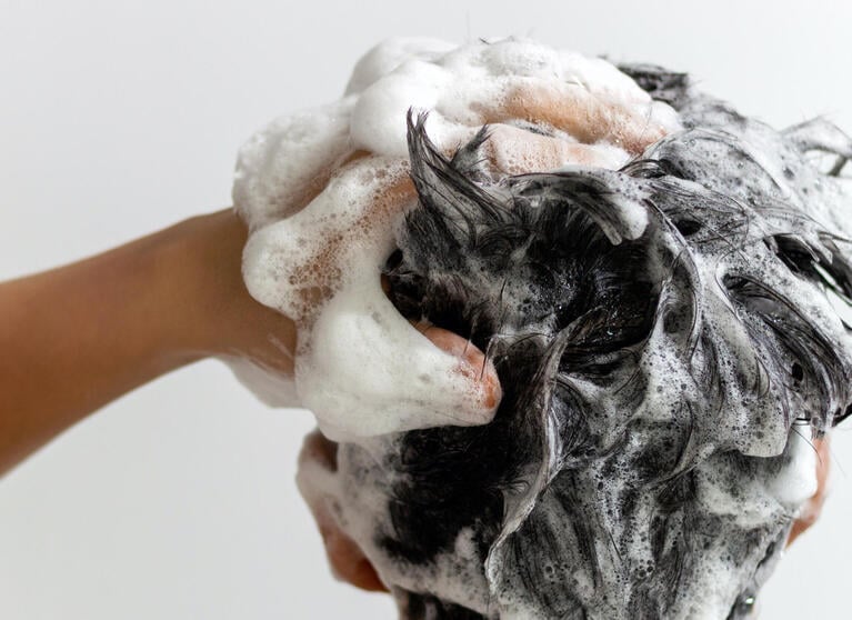lavando el cabello